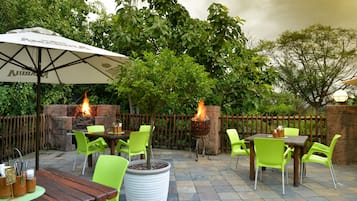 Breakfast, lunch, dinner served; alfresco dining