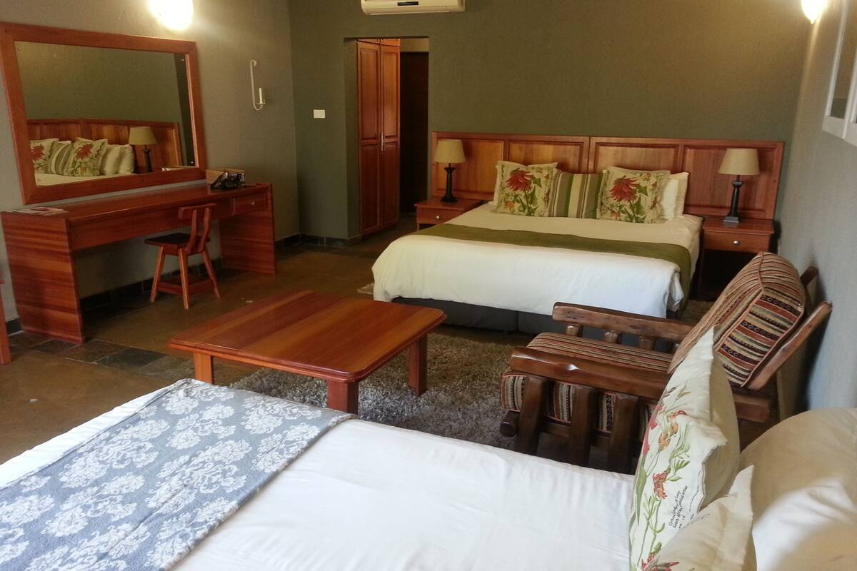 Luxury Room (4 Sleeper) | Desk, soundproofing, WiFi (free), bed sheets
