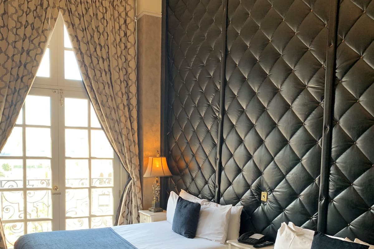 Family Room | In-room safe, blackout drapes, WiFi (free), individually decorated