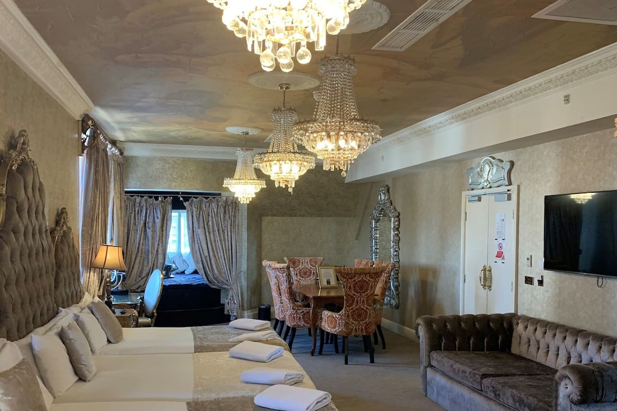 Presidential Suite | In-room safe, blackout drapes, WiFi (free), individually decorated