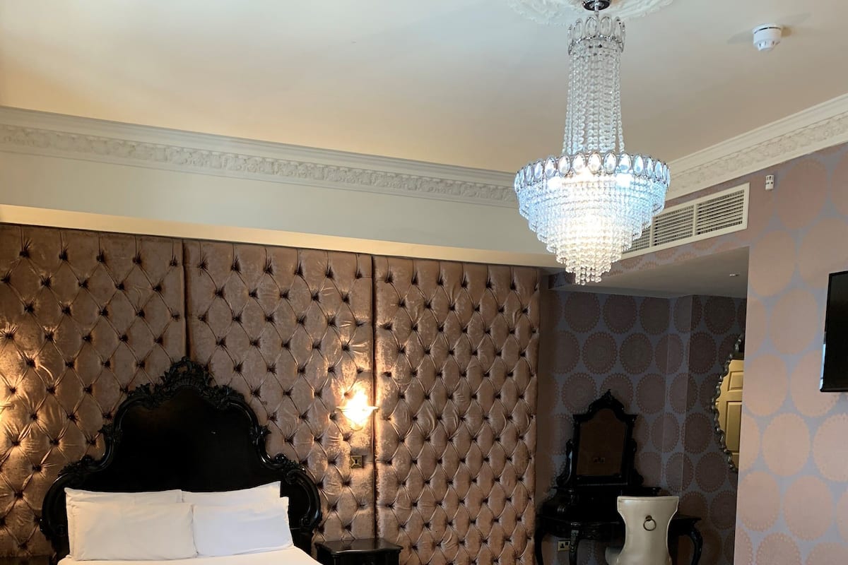 Quarter Room (Sleeps 4) | In-room safe, blackout drapes, WiFi (free), individually decorated