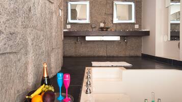 Suite junior | Sábanas de algodón egipcio, ropa de cama de alta calidad y minibar