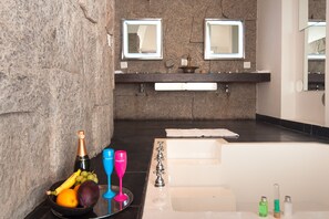 小型套房 | 埃及棉床单、高档床上用品、迷你吧、客房内保险箱