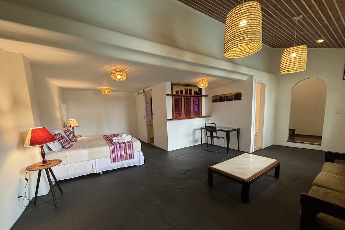 Suite superior, vista a la alberca | 1 habitación, sábanas de algodón egipcio y ropa de cama de alta calidad