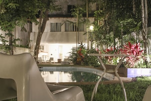 Piscina externa, espreguiçadeiras