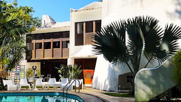 Outdoor pool, pool loungers