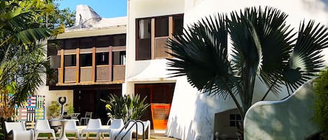 Piscine extérieure, chaises longues