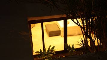 Suite junior | Sábanas de algodón egipcio, ropa de cama de alta calidad y minibar