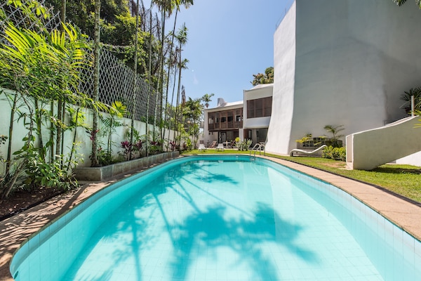 Ulkouima-allas, aurinkotuoleja