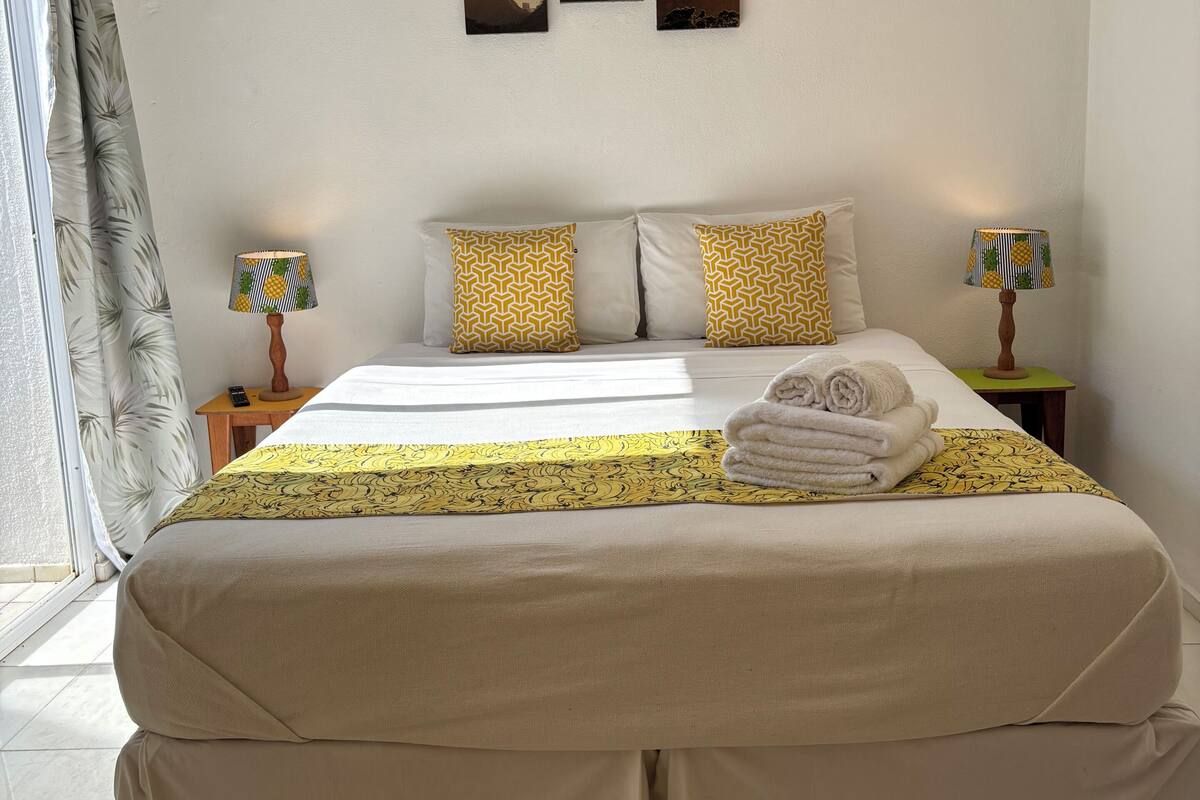 Standard Double Room, 1 Queen Bed, Bathtub Amarelo | Sábanas de algodón egipcio, ropa de cama de alta calidad, minibar
