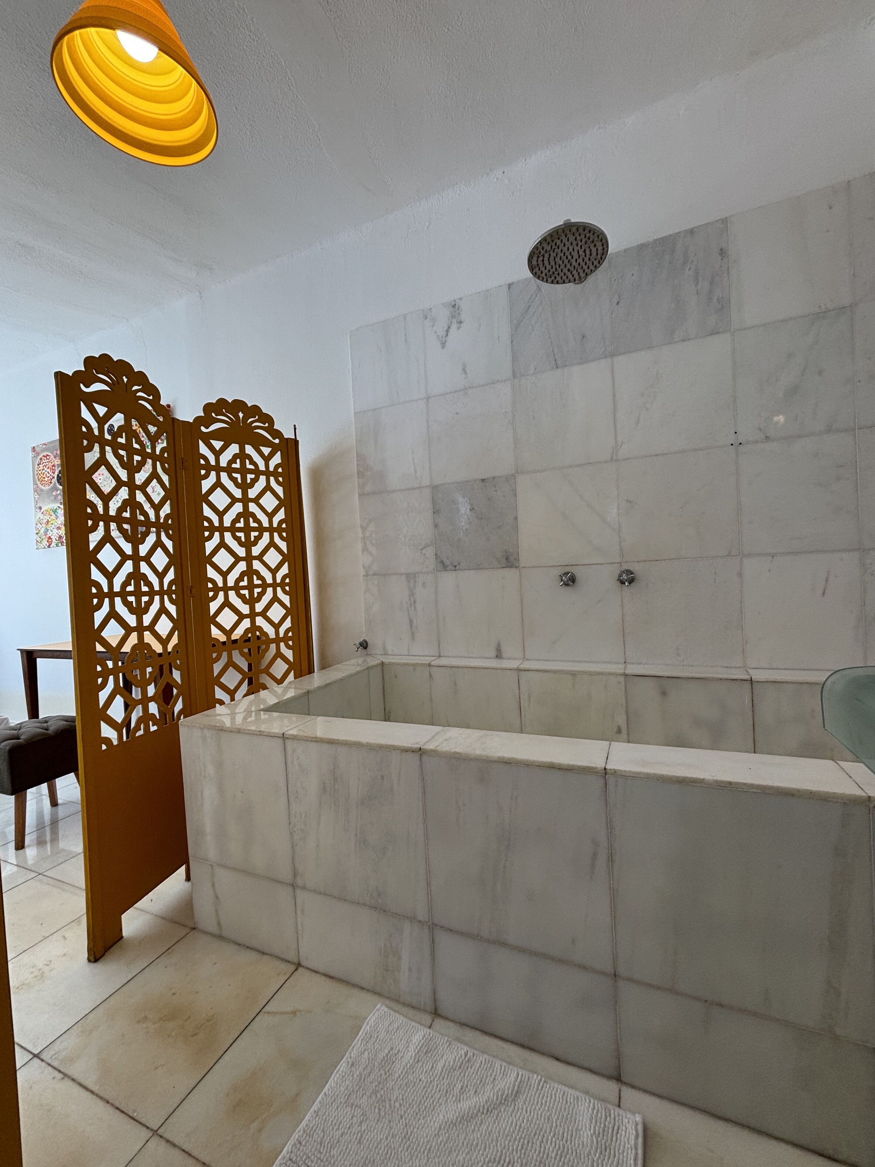 standard double room, 1 queen bed, bathtub amarelo | bathroom | designer toiletries, bathrobes, towels, soap