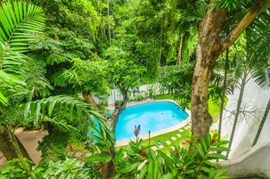 Una piscina al aire libre, tumbonas