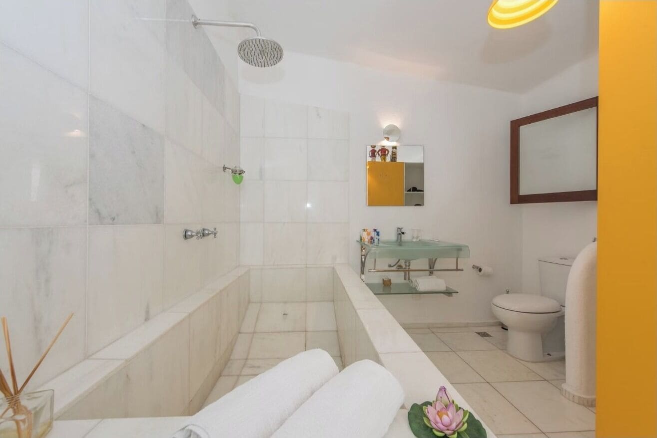 standard double room, 1 queen bed, bathtub amarelo | bathroom | designer toiletries, bathrobes, towels, soap