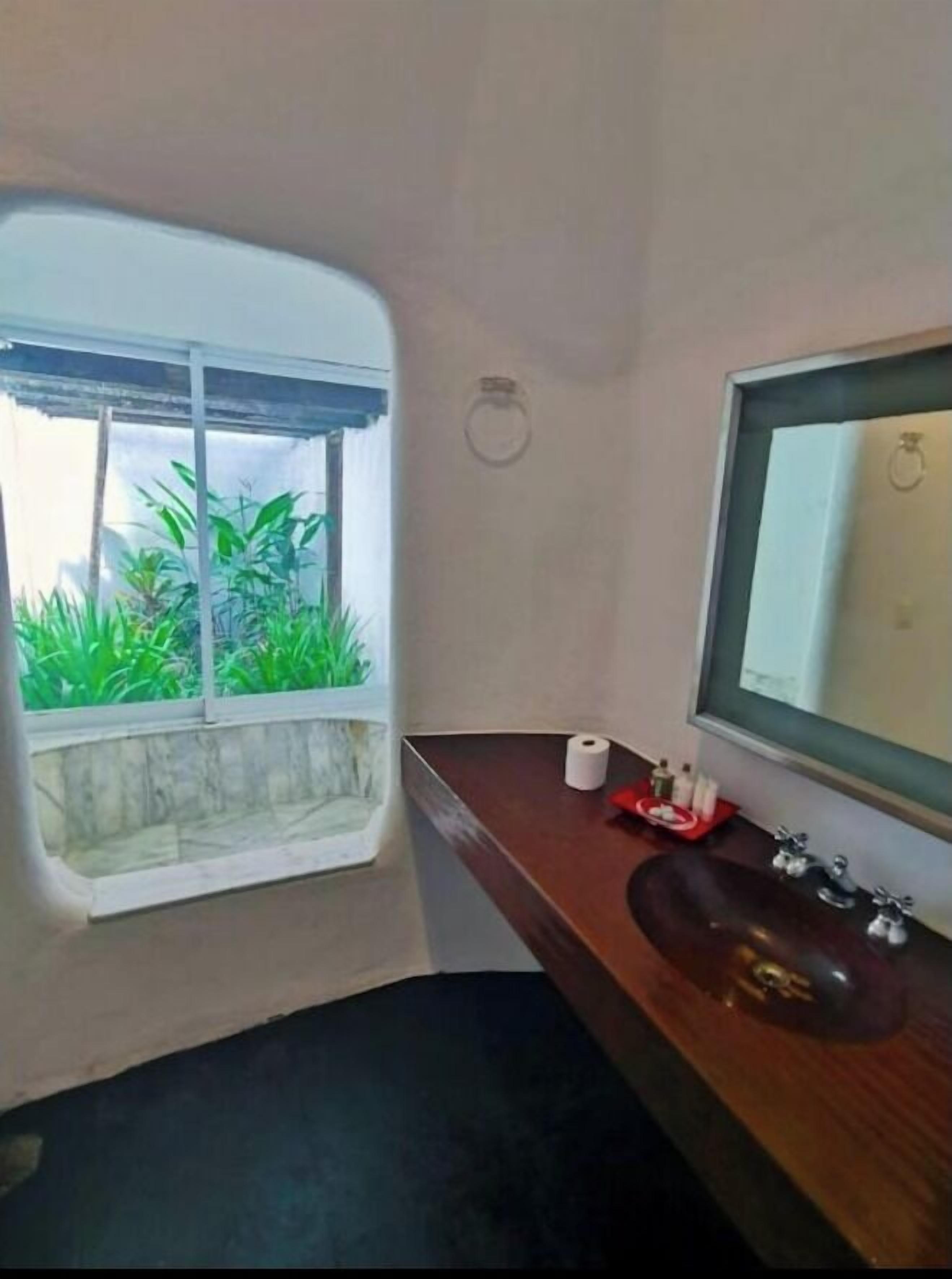 deluxe double room laranja | bathroom | designer toiletries, bathrobes, towels, soap