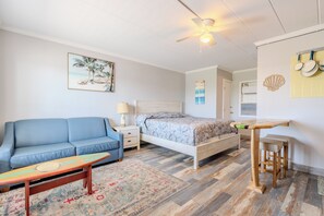 Deluxe Single Room | Laptop workspace, iron/ironing board, free WiFi, bed sheets - Shark Reef Resort Motel & Cottages (Port Aransas)