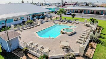 Piscina externa, funciona das 9h às 23h, espreguiçadeiras