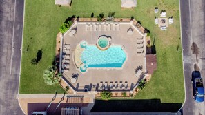 Outdoor pool, open 9 AM to 11:00 PM, sun loungers - Shark Reef Resort Motel & Cottages (Port Aransas)