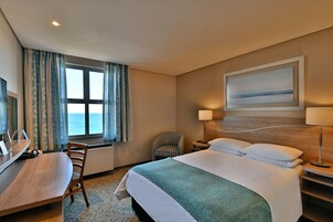 客房内保险箱、办公桌、遮光窗帘、隔音