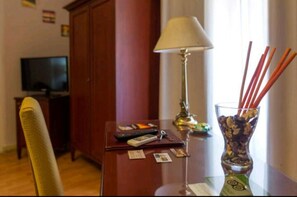 Triple Room, Balcony | Bar mini, peti besi dalam bilik, meja, langsir/tirai gelap terus 