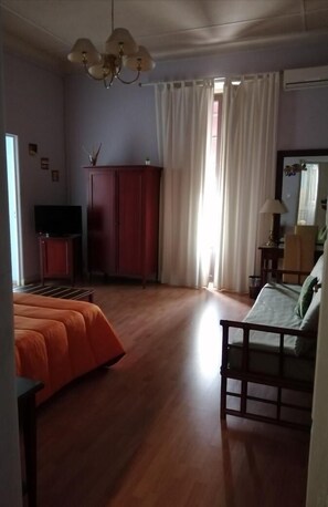 Triple Room, Balcony | Bar mini, peti besi dalam bilik, meja, langsir/tirai gelap terus 