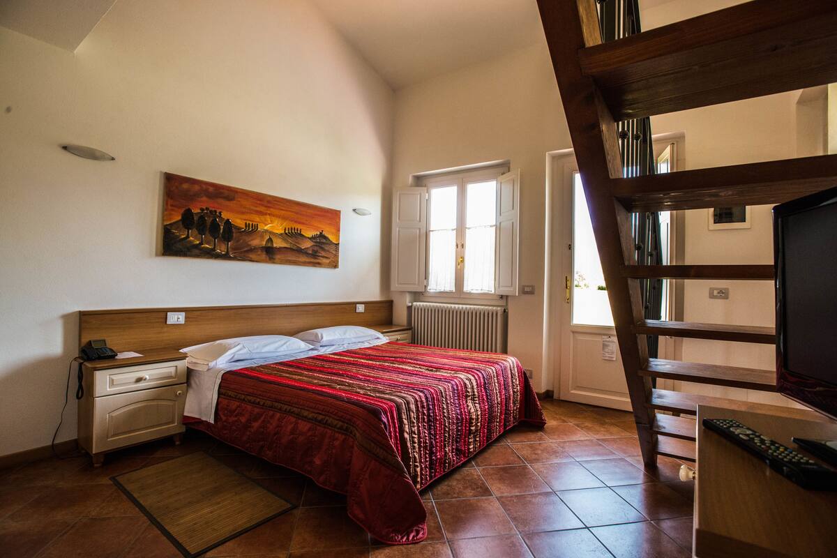 Family Room | Minibar, in-room safe, desk, free cribs/infant beds