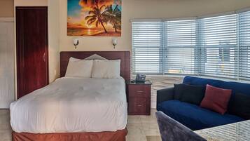 Planxa i posts de planxar, wifi gratuïta i roba de llit