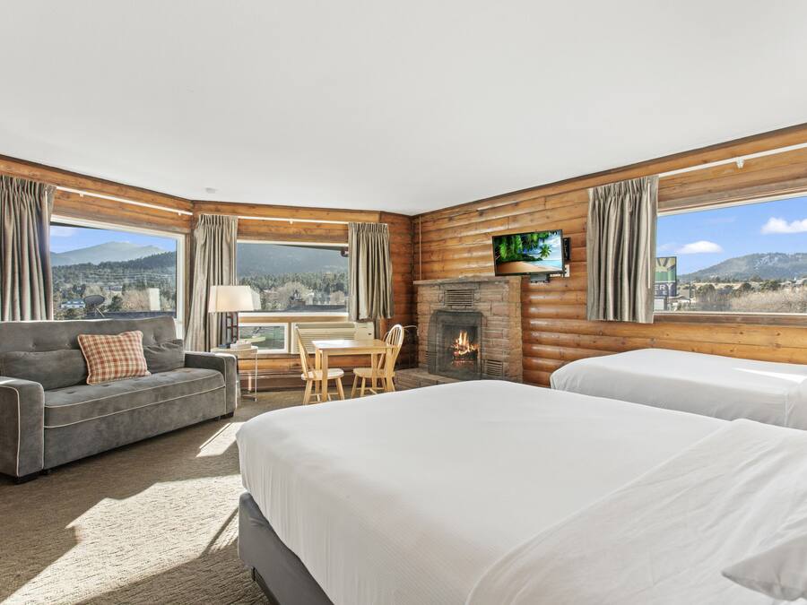 Premium kamer, meerdere bedden, open haard, uitzicht op bergen | Een laptopwerkplek, verduisterende gordijnen