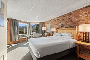 Espacio para trabajar con laptop y cortinas blackout 