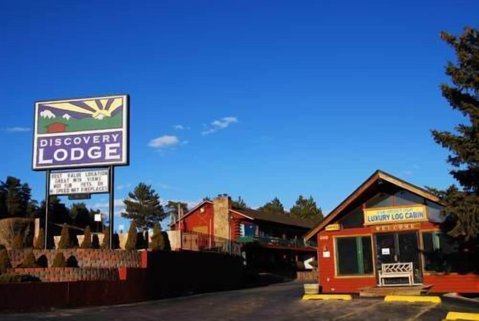 A Discovery Lodge sign and a Luxury Log Cabin.