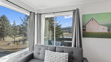 Standard Room, Mountain View | Laptop workspace, blackout curtains, iron/ironing board