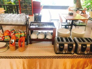Petit déjeuner, déjeuner et dîner servis sur place, plats Cuisine thaï 