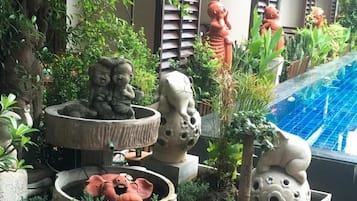供应早餐、午餐和晚餐