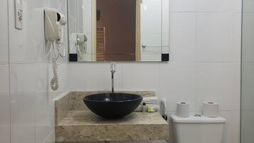 Firemannsrom | Bad | Dusj, hårføner, håndklær og såpe