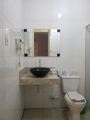 Quadruple Room | Bathroom | Shower, hair dryer, towels, soap - Pousada Beira Mar (Santos)