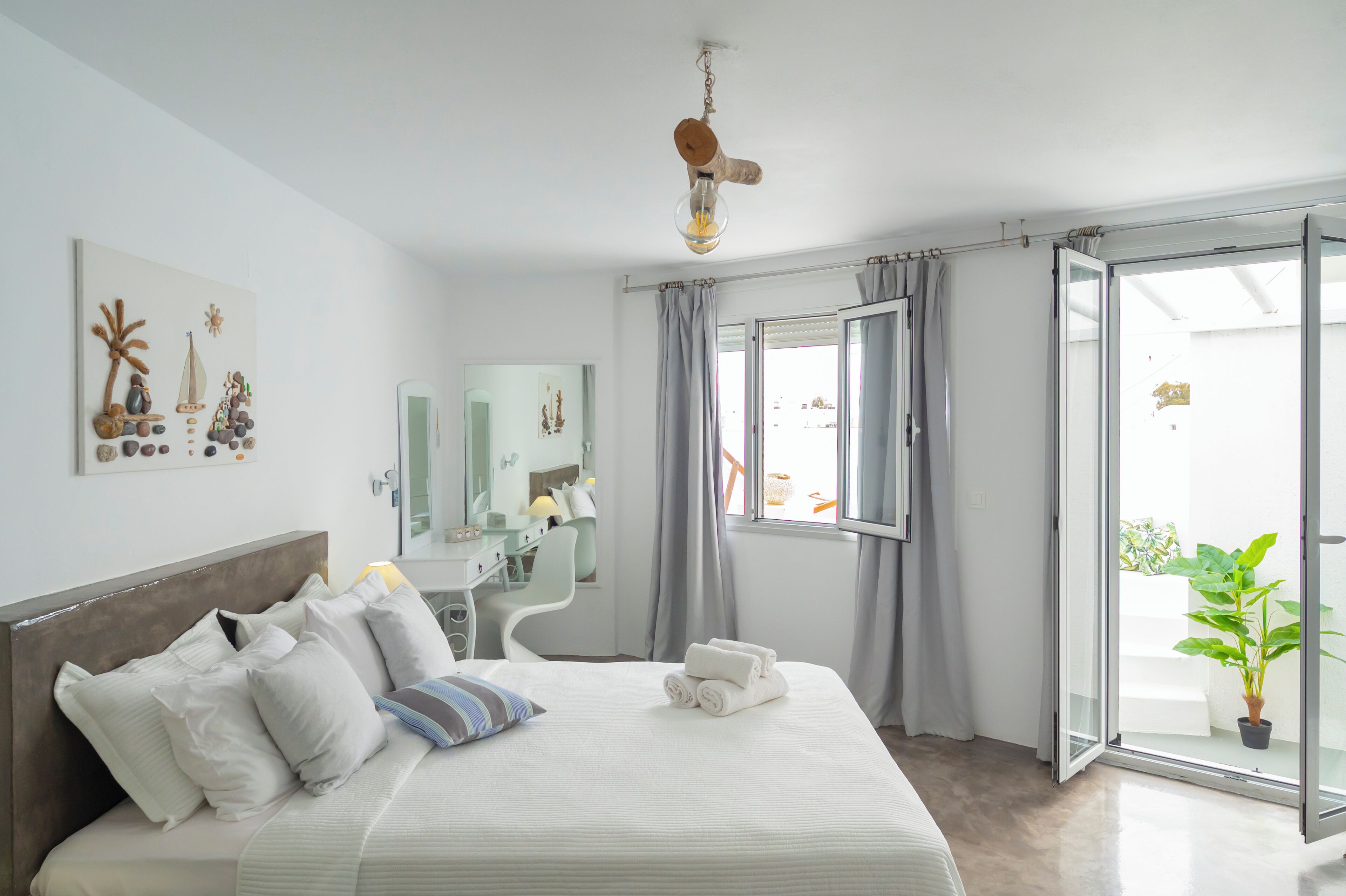 Premium bedding, in-room safe, blackout drapes, soundproofing