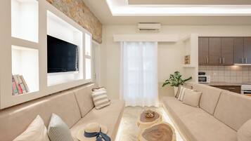 Leilighet – deluxe, 3 soverom, spabadekar | Oppholdsområde | Plasma-TV og bøker