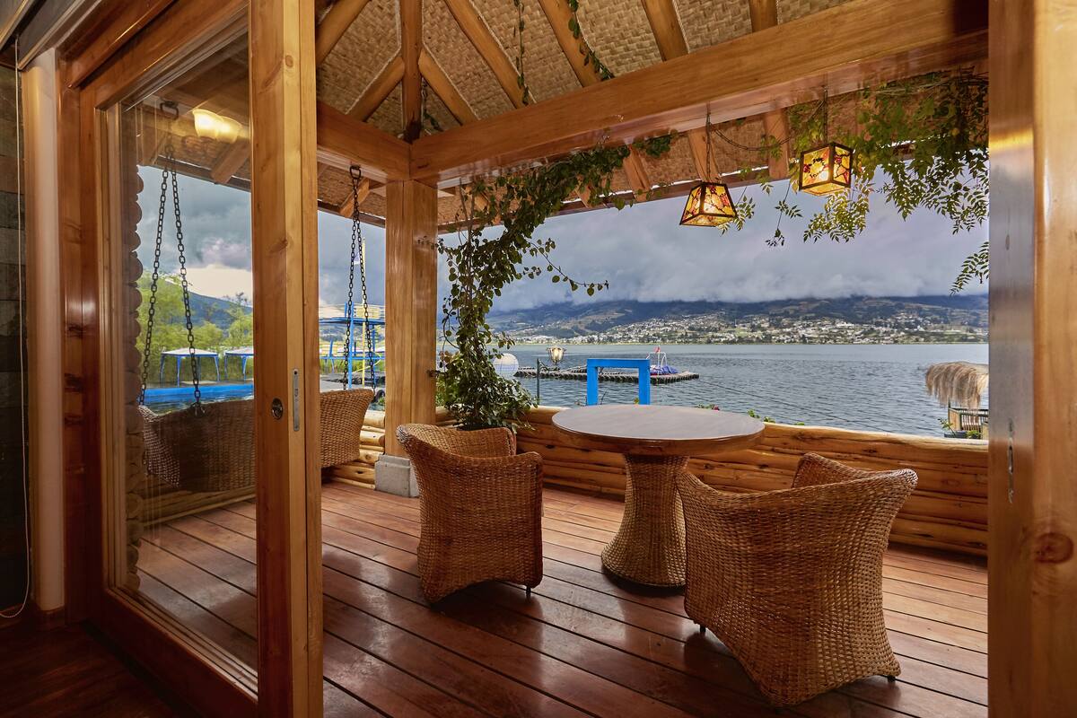 King Room with Lake View | 免費無線上網、床單