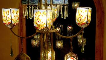 Un candelabro con múltiples paneles de vidrio y elementos colgantes.