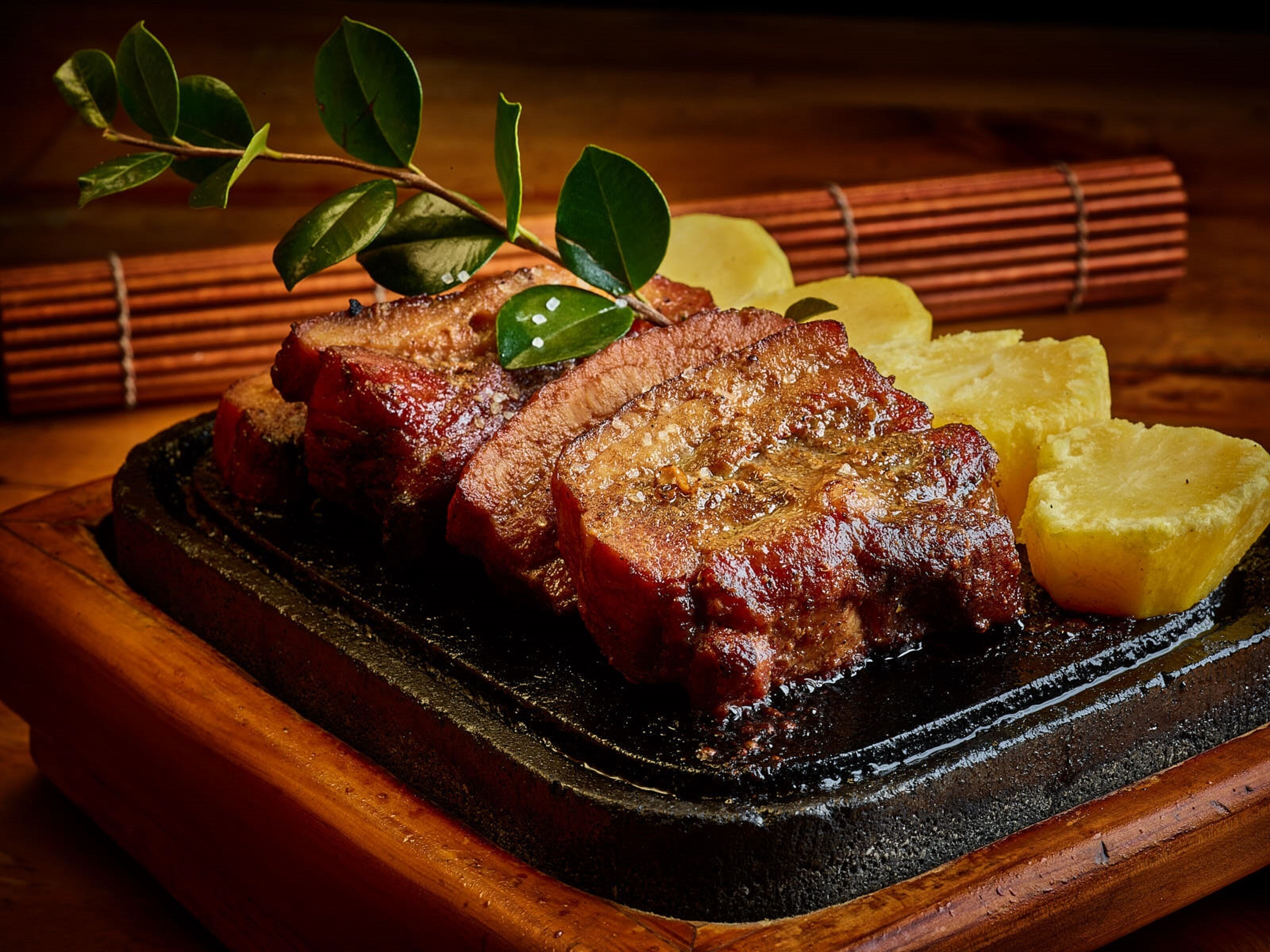 Uma mesa de madeira com superfície escura e brilhante.