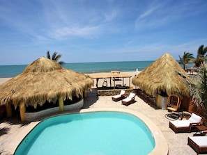Piscine extérieure, parasols de plage, chaises longues