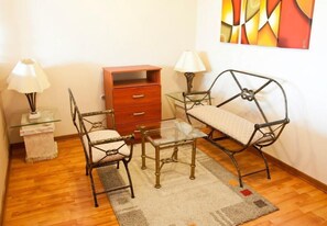 32-Zoll-LCD-Fernseher mit Satellitenempfang, Fernseher