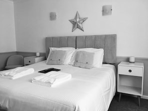 Chambre Double ou avec lits jumeaux, salle de bains attenante (Room 6 - Charlestown)