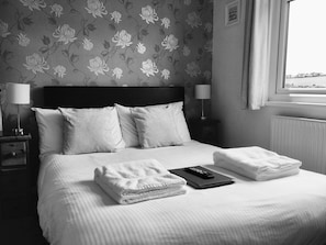 Chambre Double, salle de bains attenante (Room 2 - Heligan)