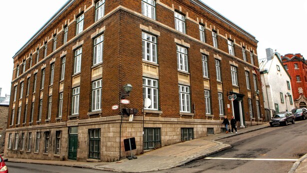 A large, rectangular brick building with multiple windows and a flat roof. - Auberge Internationale de Québec - Hostel (Québec City)