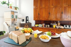 Free daily continental breakfast  - Auberge Internationale de Québec - Hostel (Québec City)