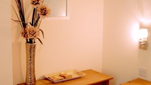 Suite junior | 1 habitación, escritorio y tabla de planchar con plancha 