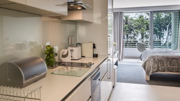 Full-size fridge, microwave, oven, stovetop