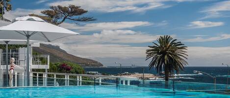 2 outdoor pools