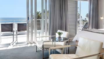 Standaard kamer | Woonruimte | Een 55-inch smart-tv met digitale zenders en televisie