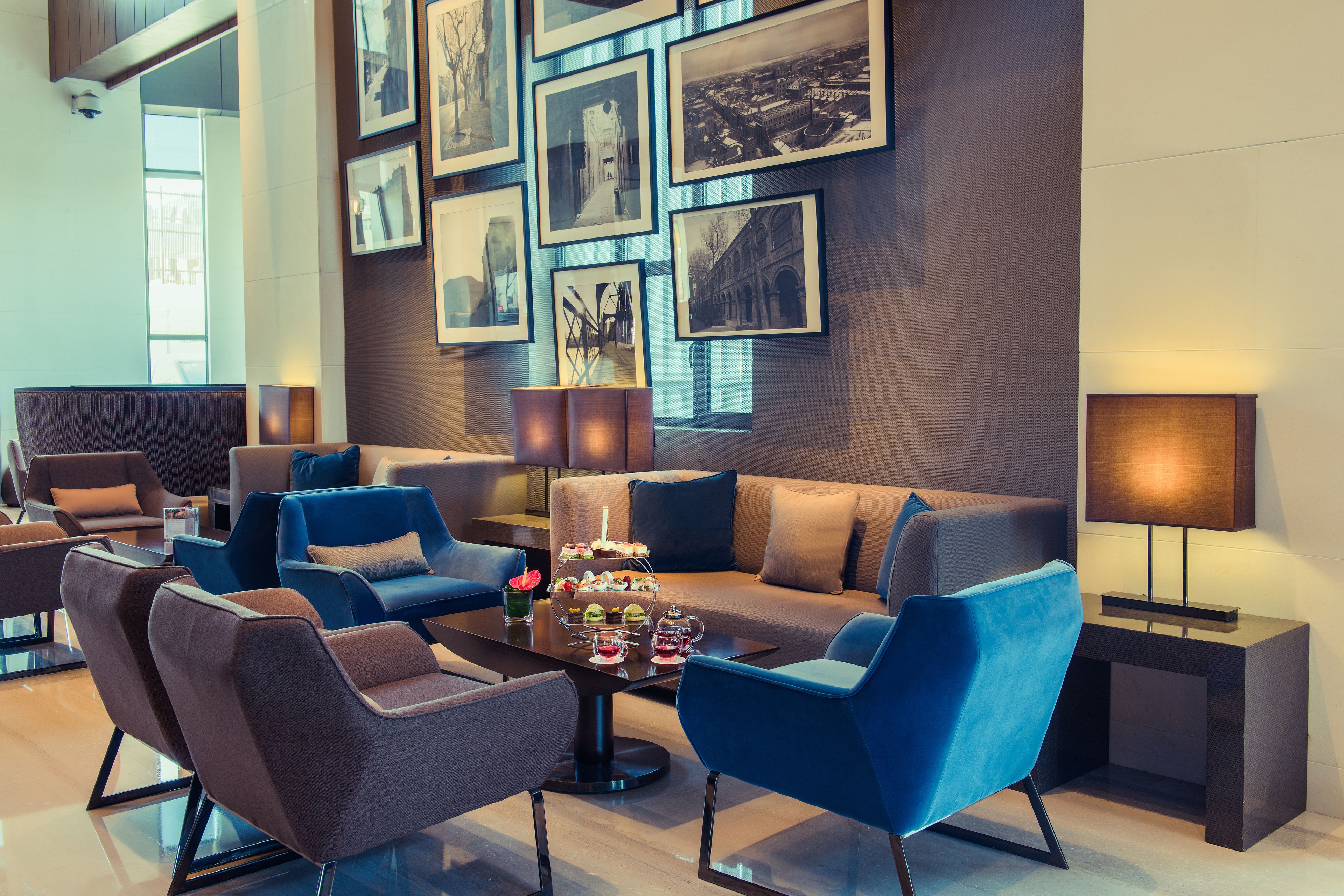 lobby lounge, garden views, open daily